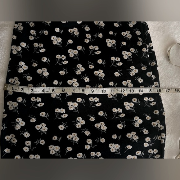 SHEIN Crop Top and Flower Skirt Set - Picture 3 of 7